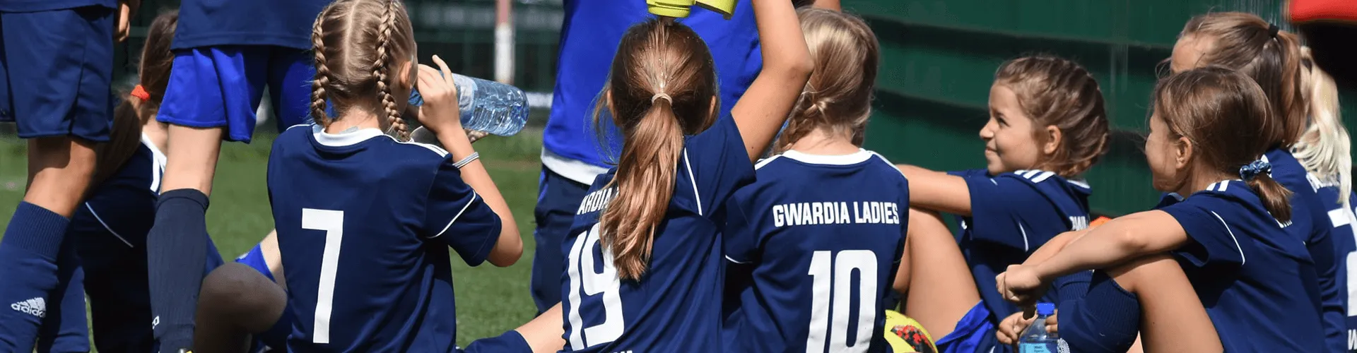 Zawodniczki drużyny Gwardia Ladies w granatowych strojach podczas przerwy w meczu